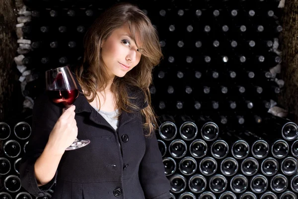 Vacker ung kvinna smakar vin. — Stockfoto