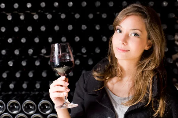Schöne junge Frau, die Wein verkostet. — Stockfoto