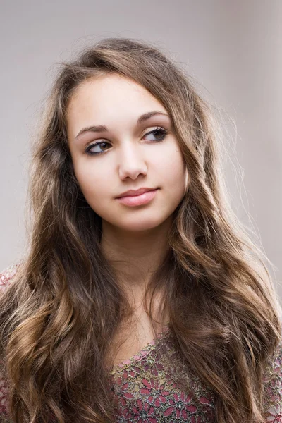Młoda piękna brunetka — Zdjęcie stockowe