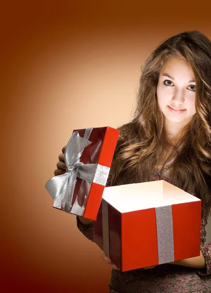 Joven morena con gran caja de regalo roja . — Foto de Stock