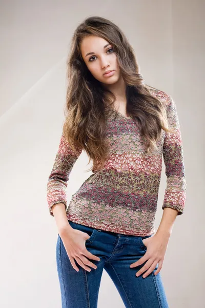 Mooie modieuze brunette model. — Stockfoto