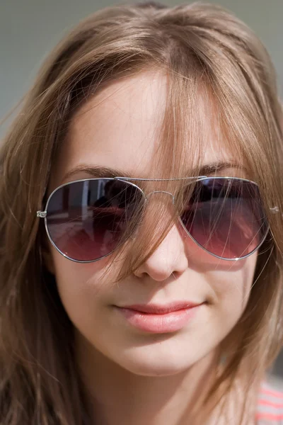 Menina morena olhar fresco em óculos de sol . — Fotografia de Stock