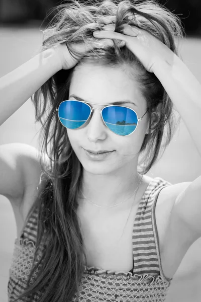 Grunge styled portrait of gorgoeus young brunette in sunglasses. — Stock Photo, Image
