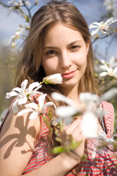 Frühlingsschönheit in der Natur mit Blumen. — Stockfoto
