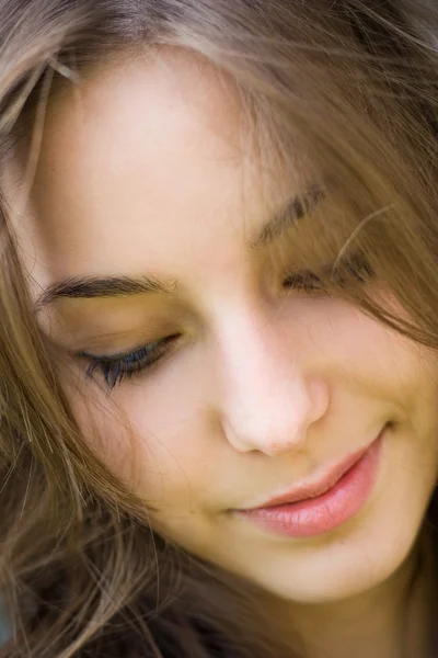 美しい若いブルネットの少女のクローズ アップの肖像画. — ストック写真