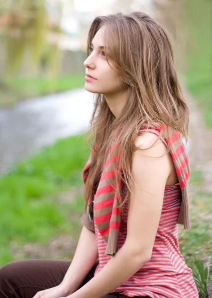 Romantische portretten van jonge brunette buiten bij spring. — Stockfoto