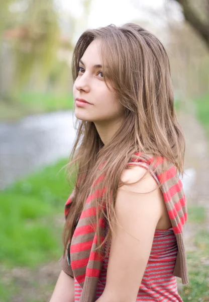Romantické portréty mladá brunetka venku na jaře. — Stock fotografie