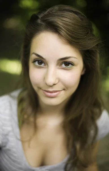 Mooie jonge brunette — Stockfoto