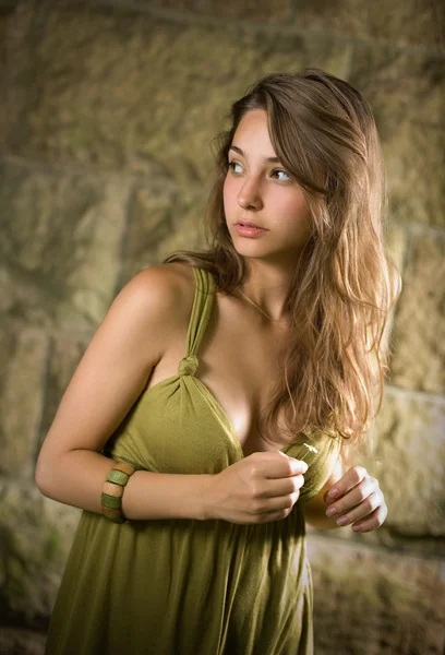 Красива молода брюнетка позує в зеленому платті . — стокове фото