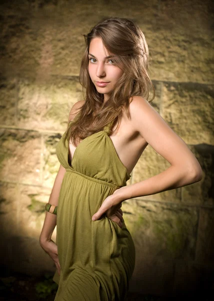 Bella giovane bruna in posa in abito verde . — Foto Stock