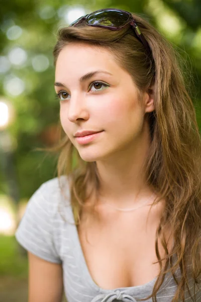 Primer plano retrato de una hermosa joven morena . — Foto de Stock