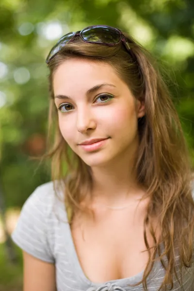 Portret van een mooie jonge brunette close-up. — Stockfoto