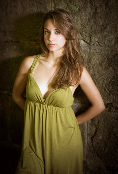屋外の緑のドレスでゴージャスな若いブルネット. — ストック写真
