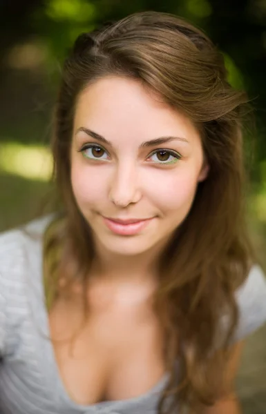Close up retrato de uma bela jovem morena . — Fotografia de Stock