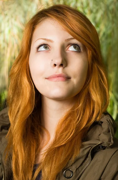 Menina ruiva jovem bonita ao ar livre . — Fotografia de Stock