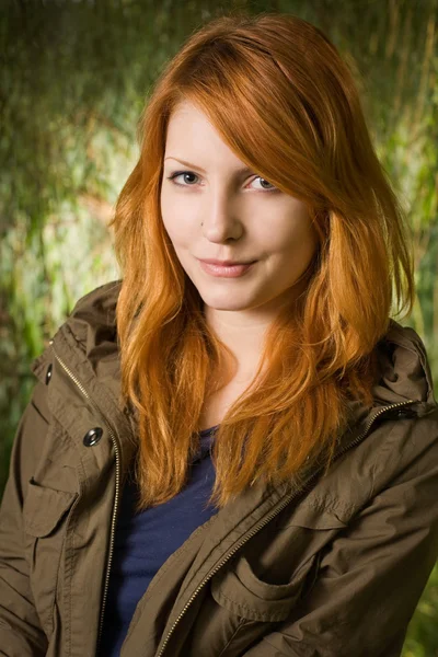 Güzel genç Kızıl saçlı kız açık havada. — Stok fotoğraf