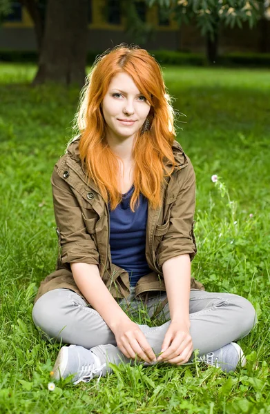 Romantyczny portret dziewczyny młode rude siedzi w parku. — Zdjęcie stockowe