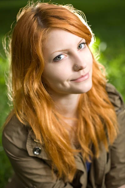 坐在一个年轻的红发女孩的浪漫特写肖像 — 图库照片