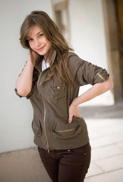 Beautiful young brunette outdoors — Stock Photo, Image