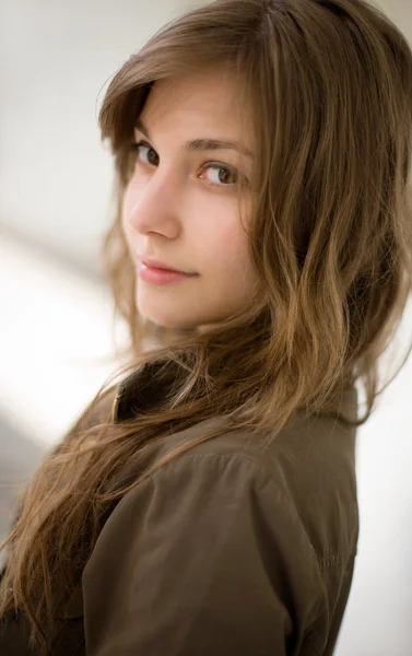 Closeup portrait of gorgeous young brunette girl. — Stock Photo, Image