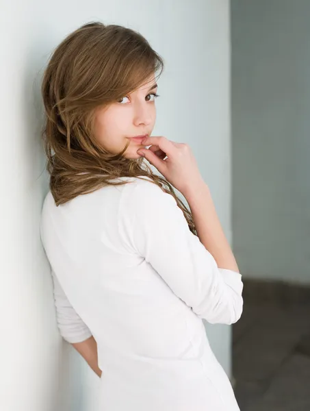 Belle jeune brune fraîche en chemise blanche . — Photo