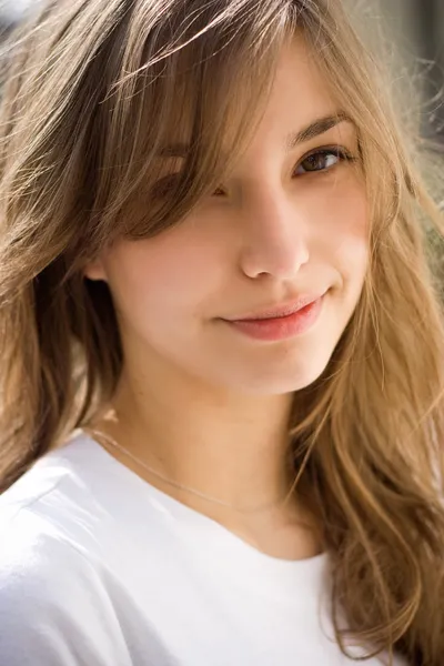 Vacker ung brunett flicka. — Stockfoto