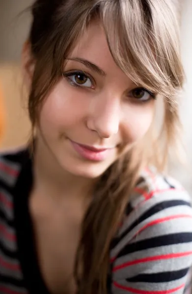 Uroczy młoda kobieta brunetka. — Zdjęcie stockowe