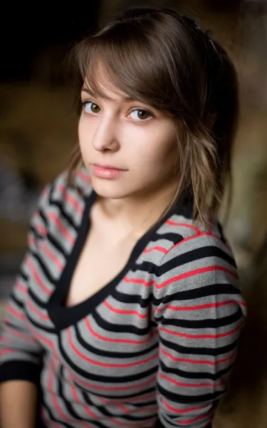 Romantiska porträtt av vacker ung brunett flicka. — Stockfoto