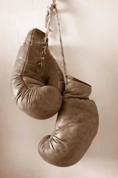 Повесь перчатки, старые кожаные боксерские перчатки. . — стоковое фото