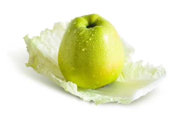Ingredientes de salada, maçã em folha verde . — Fotografia de Stock