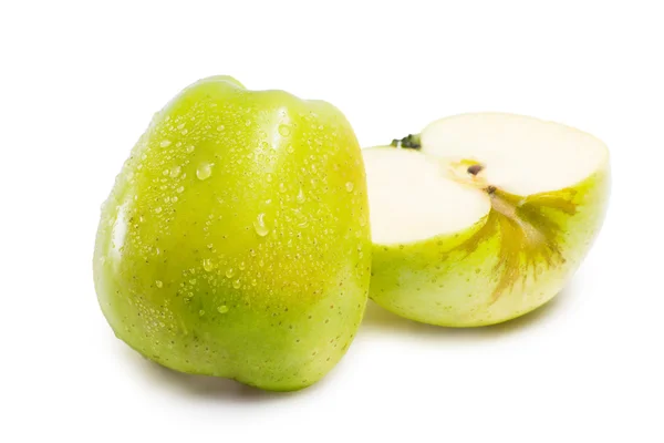 Manzana verde súper fresca cubierta de gotas de agua . — Foto de Stock