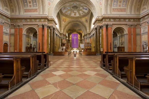 Belo majestoso interior da igreja . — Fotografia de Stock