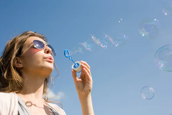Kolay olarak blowing bubbles. — Stockfoto