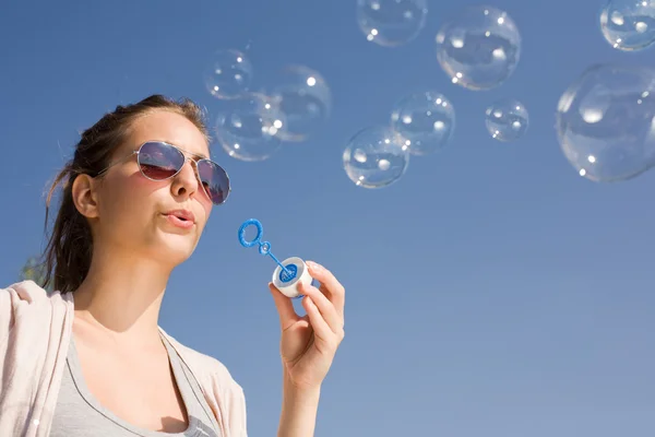Lika enkelt som att blåsa bubblor. — Stockfoto