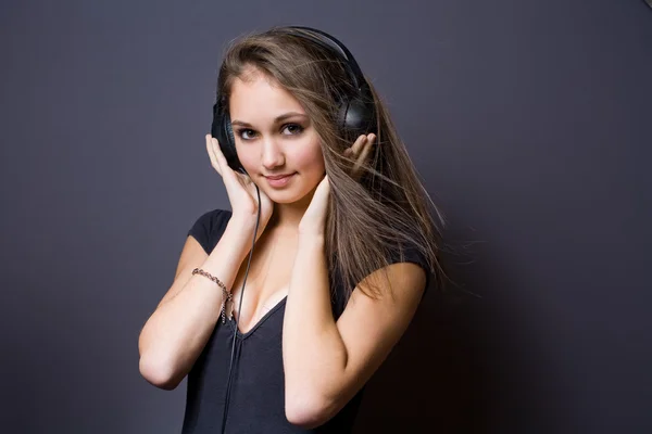 Nádherná mladá bruneta poslechu hudby. — Stock fotografie
