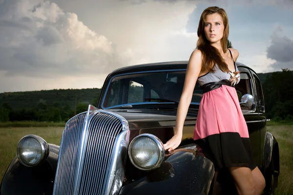 La chica rica y su coche . —  Fotos de Stock