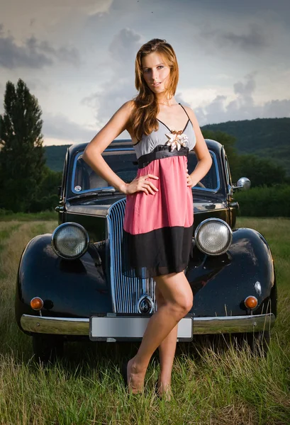 풍부한 여자와 그녀의 차. — 스톡 사진