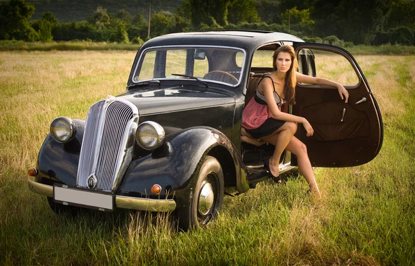 A garota rica e seu carro . — Fotografia de Stock