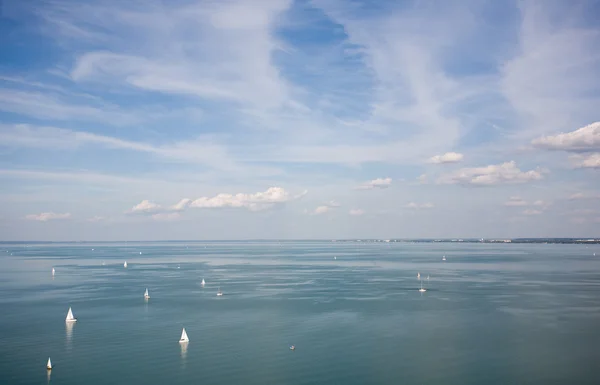 Segelbåtar på horisonten. — Stockfoto