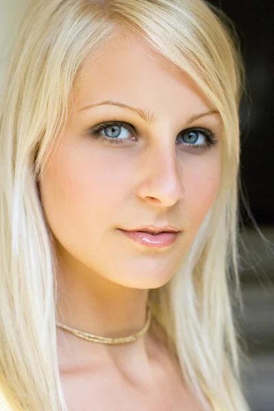 Vacker ung blond kvinna. — Stockfoto