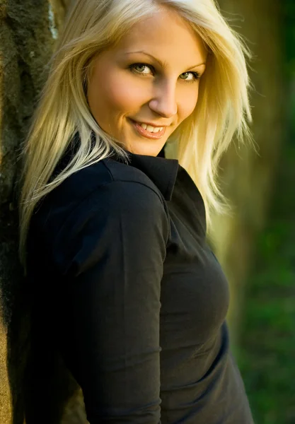 Jonge blonde schoonheid. — Stockfoto