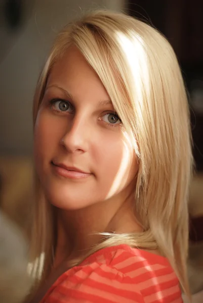 Mooie jonge blonde vrouw. — Stockfoto