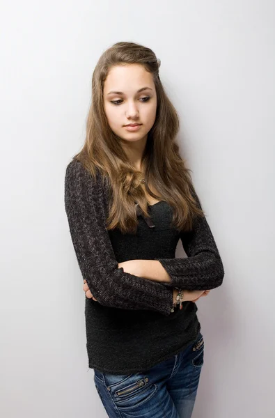 Promyšlené mladá brunetka. — Stock fotografie