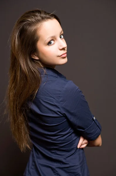 Mulher morena jovem bonita . — Fotografia de Stock