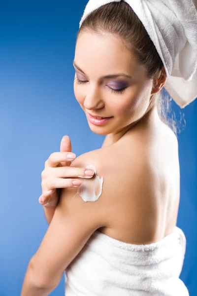 Gorgeous brunette spa woman using moisturizer. — Stock Photo, Image