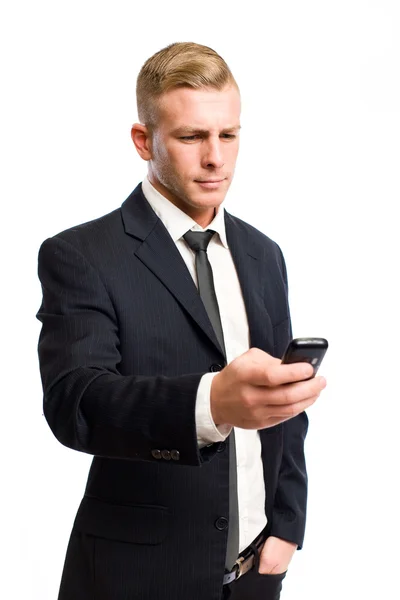 Jistý mladý podnikatel pomocí jeho mobil. — Stock fotografie