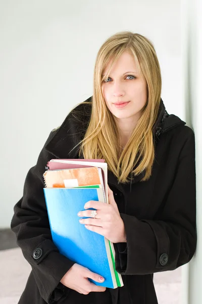 Krásná mladá blonďatá studentka. — Stock fotografie