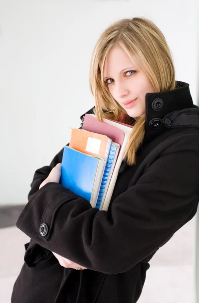 Aantrekkelijke blonde student vrouw. — Stockfoto