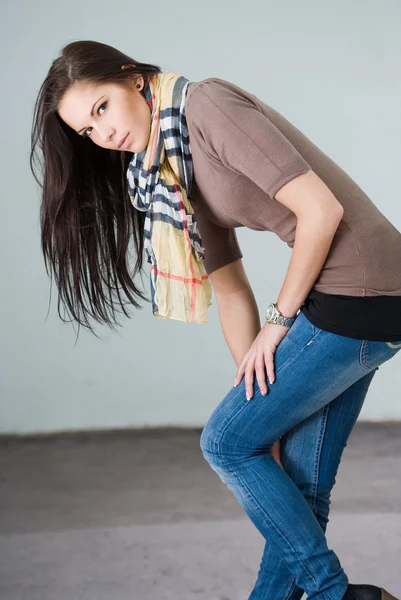 Belle jeune brunette mannequin jeans — Photo