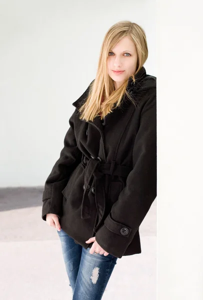 Mooie jonge blonde vrouw modellering warme kleding. — Stockfoto
